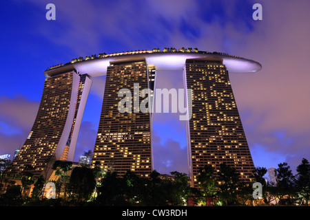 Marina Bay Sands und Skypark in der Abenddämmerung. Stockfoto