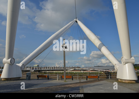 Newport City Fußgängerbrücke über den Fluss Usk, City of Newport (Casnewydd), Wales (Cymru), Großbritannien Stockfoto