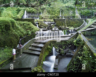 Das heilige Wasser Tempel Pura Mengening. Die Gewässer hier fließen nach unten durch die Subaks von Tampaksiring. Stockfoto