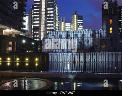 Video-Kunst-Installation auf Seeterrasse rund um das Barbican Arts Centre, London UK Stockfoto