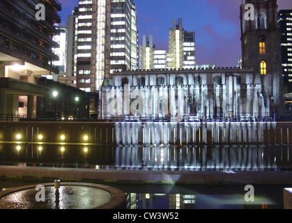 Video-Kunst-Installation auf Seeterrasse rund um das Barbican Arts Centre, London UK Stockfoto