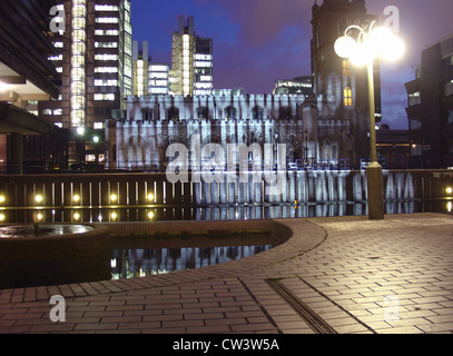 Video-Kunst-Installation auf Seeterrasse rund um das Barbican Arts Centre, London UK Stockfoto