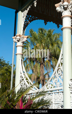 Detail der gusseisernen Dekorationen des viktorianischen Pavillon auf dem Anzac Memorial Park, Townsville Stockfoto