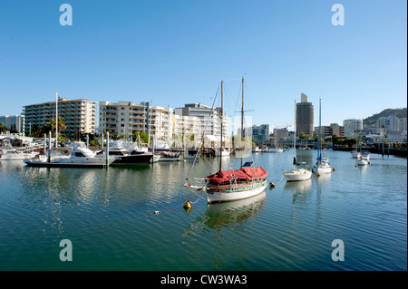 Motorboote, Yachten und Segelboote vor Anker im Ross River fließt durch die CBD von Townsville, tropischen Norden Queenslands Stockfoto