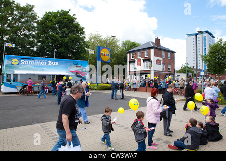 Menschenmassen genießen Sie Speisen und eine Party-Atmosphäre in einem Lidl-Supermarkt in Willenhall vor der Verabschiedung der Olympischen Fackel. Stockfoto