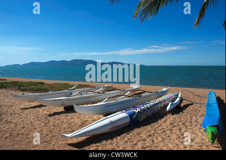 Ausleger-Kanus ruht auf den Sanden von The Strand, Strand von Townsville, mit Blick auf Magnetic Island, Queensland Stockfoto