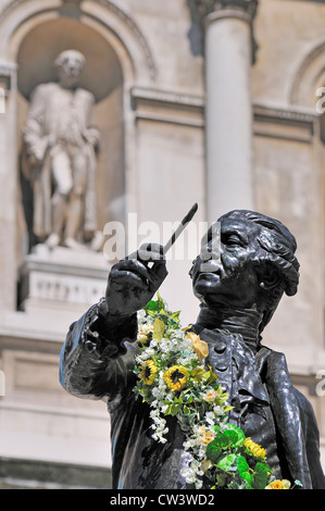 London, England, Vereinigtes Königreich. Königliche Akademie der Künste - Statue von Sir Joshua Reynolds mit Kranz aus Blumen für die Sommerausstellung (2012) Stockfoto