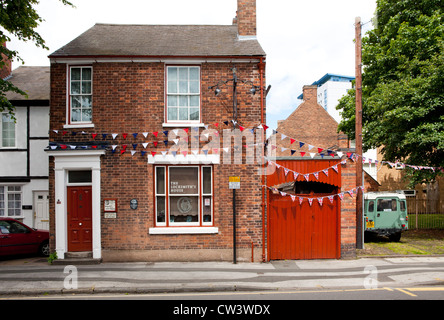 Eine englische Haus ist eingerichtet mit britischen Farben, Fahnen und Girlanden in der Feier der Verabschiedung der Olympischen Fackel. Stockfoto