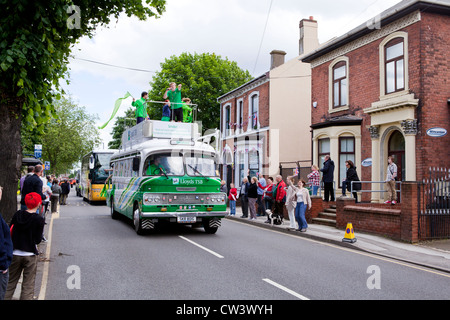 Menschenmengen säumen New Road, Willenhall, West Midlands, um die Weitergabe von die Olympische Fackel und seines Trägers vorangestellt Sponsoren erwarten Stockfoto