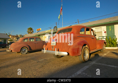 Historische Oldtimer am Straßenrand Motel an der alten Route 66 begrüßt alte Autos und Gäste in Barstow, Kalifornien Stockfoto