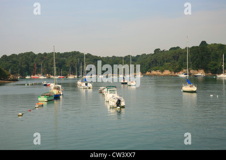 Segelboote vor Anker in La Marle River in der Nähe von Conleau, Vannes, Golfe du Morbihan, Bretagne, Bretagne, Frankreich Stockfoto