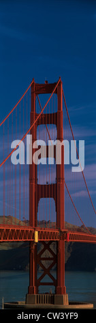 Dies ist eine Nahaufnahme von der Golden Gate Bridge. Es ist die Ansicht von Marin County im Frühjahr mit Morgenlicht. Stockfoto