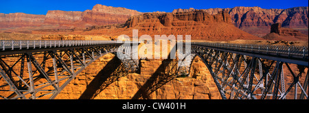 Diese Navajo-Brücke, Colorado River überquert. Im Hintergrund sind Vermillion Cliffs Red Rock. Diese doppelte Brücke aus Stahl. Stockfoto