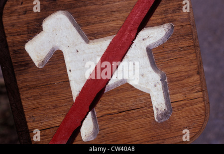 UK England Norfolk Plain Holzschild mit legendären Hund im Relief geschnitzt und bemalt über ihn weiß mit diagonalen roten band Stockfoto