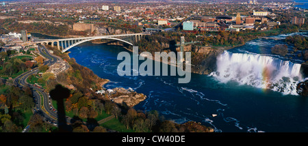 Dies ist eine Luftaufnahme von den American Falls und die Rainbow Bridge. Es ist der Blick vom Skylon Tower in Kanada. Stockfoto