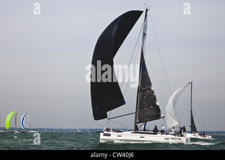 Yachten im Solent vor Cowes Isle Of Wight racing Stockfoto