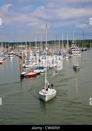 Setzen Segel von Lymington Marina bei bewölktem Himmel Stockfoto