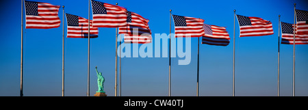 Dies kennzeichnet ein Bild, die Freiheitsstatue befindet sich zwischen Gruppe Amerikaner auf Fahnenmasten im Liberty Park New Jersey. Fahnen winken Stockfoto