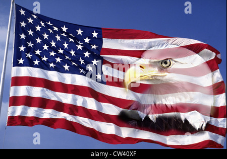 Dies eine amerikanische Flagge winken bei Wind gegen blauen Himmel.  Ein Weißkopfseeadler Digital Compositing in rechts-Fahne in Stockfoto