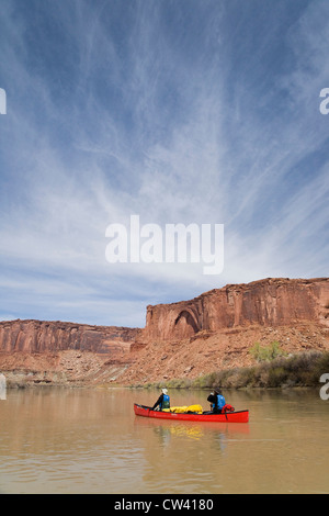 Paar Kanutouren in einen Fluss, grün, Canyonlands National Park, Utah, USA Stockfoto