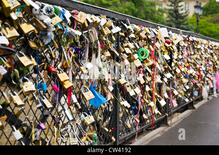 Lovelocks am Pont de L Archeveche über den Fluss Seine in Paris Stockfoto