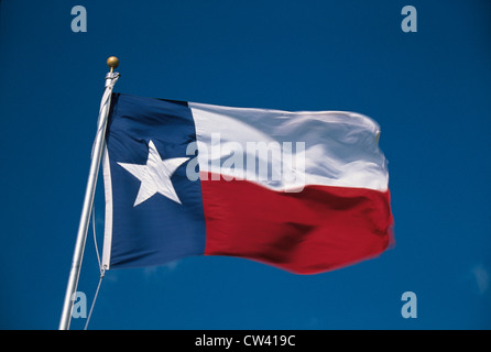 Dieser Staatsflagge im Wind. es am Fahnenmast gegen blauen Himmel. Es einzelnen Sie weißen Stern auf der linken Seite gegen blau mit Stockfoto