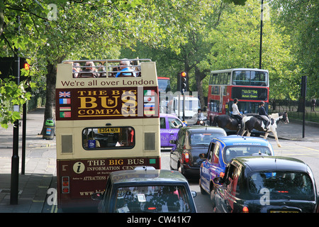 London-Sightseeing-Bus. Touristen-Liebe-Cabrio-Tour-Bus ermöglichen ihnen, eine gute Möglichkeit, Reisen rund um die Hauptstadt [Editorial nur] Stockfoto