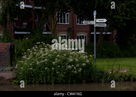 Bei Hwkesbury am Ufer des Coventry Kanal ein Zeichen post in Richtung Coventry Becken, Rugby und Atherstone gesehen Stockfoto