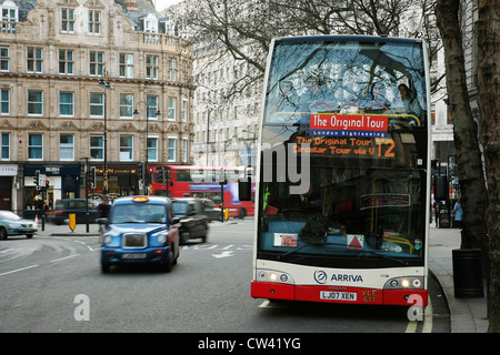 London-Sightseeing-Bus. Touristen-Liebe-Cabrio-Tour-Bus ermöglichen ihnen, eine gute Möglichkeit, Reisen rund um die Hauptstadt [Editorial nur] Stockfoto