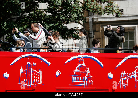 London-Sightseeing-Bus. Touristen-Liebe-Cabrio-Tour-Bus ermöglichen ihnen, eine gute Möglichkeit, Reisen rund um die Hauptstadt [Editorial nur] Stockfoto