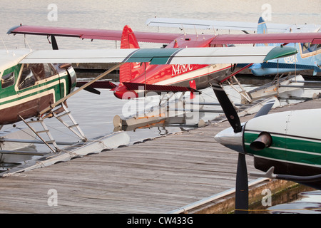 Wasserflugzeuge am Dock, Ketchikan, Alaska, USA Stockfoto