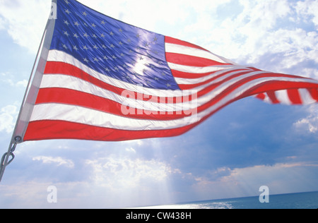 Amerikanische Flagge winken mit bewölktem Himmel im Hintergrund Stockfoto