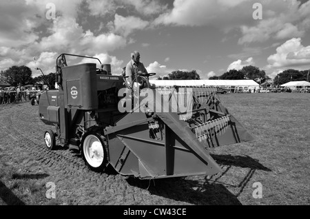 1957 Massey Harris 735 Mähdrescher mit Okehampton Show Stockfoto