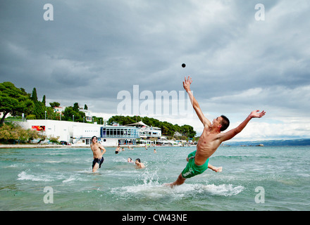 Picigin, einem Ballspiel am Strand gespielt ist beliebt in Bacvice Strand. Split, Dalmatien, Kroatien. Stockfoto