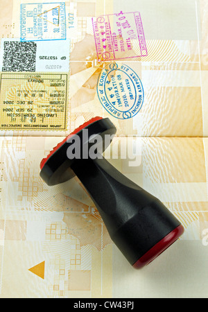 Passport-Seite mit einem schwarzen Stempel Stockfoto