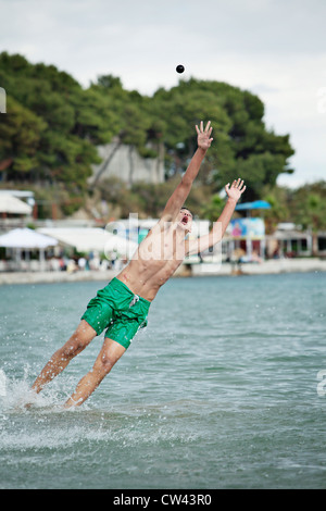 Picigin, einem Ballspiel am Strand gespielt ist beliebt in Bacvice Strand. Split, Dalmatien, Kroatien. Stockfoto