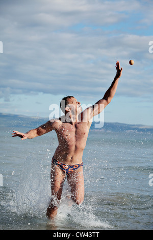 Picigin, einem Ballspiel am Strand gespielt ist beliebt in Bacvice Strand. Split, Dalmatien, Kroatien. Stockfoto