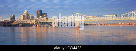 Panoramablick auf die Skyline der Ohio River und Louisville, KY Schuss aus Indiana Stockfoto