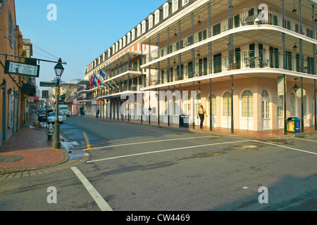 French Quarter von New Orleans, Louisiana, Bourbon Street mit schwarzen Mann am Morgen Stockfoto