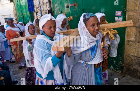 Äthiopische christliche Pilgern tragen entlang der Via Dolorosa in Jerusalem über. Stockfoto