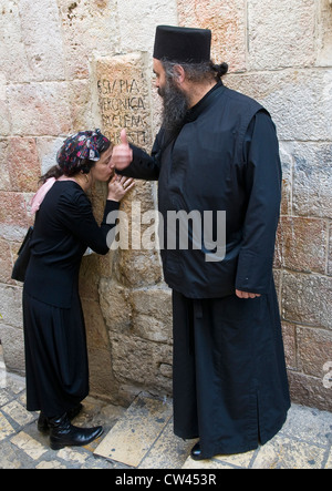 Christliche Pilger betet in der fünften Station der Via Dolorosa während Karfreitag in Jerusalem Israel Stockfoto