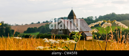 Kirche von St. Hubert in Idsworth, Hampshire, umgeben von Wiesen mit Wildblumen Stockfoto