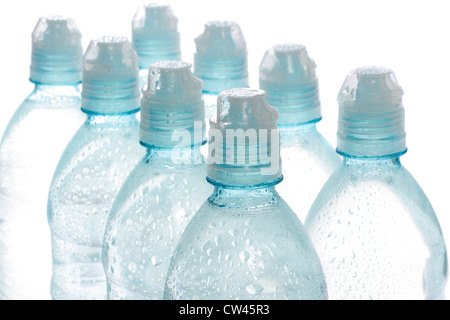 Wasser in Flaschen auf einem weißen Hintergrund isoliert Stockfoto