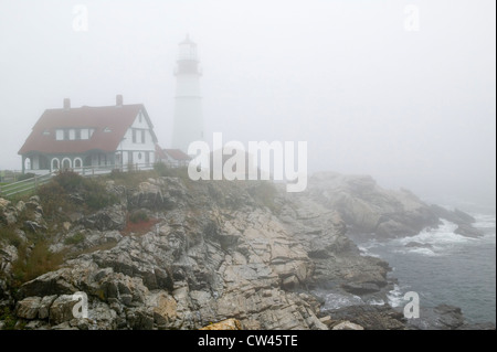 Nebel hüllt die Portland Head Leuchtturm in Cape Elizabeth, Maine Stockfoto