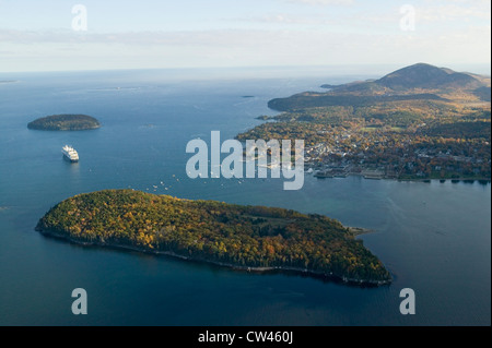 Luftaufnahme des Porcupine Inseln, Franzose Bay und Holland America Kreuzfahrtschiff im Hafen, Acadia National Park, Maine Stockfoto