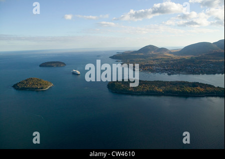 Luftaufnahme des Porcupine Inseln, Franzose Bay und Holland America Kreuzfahrtschiff im Hafen, Acadia National Park, Maine Stockfoto