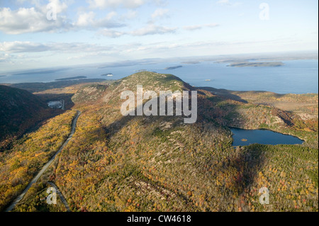 Luftaufnahme von 1530 Fuß hohen Cadillac Mountain, Stachelschwein Inseln und Franzose Bay, Acadia National Park, Maine Stockfoto