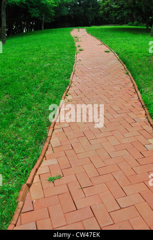 Gewundenen Weg durch einen ruhigen grünen Garten Stockfoto