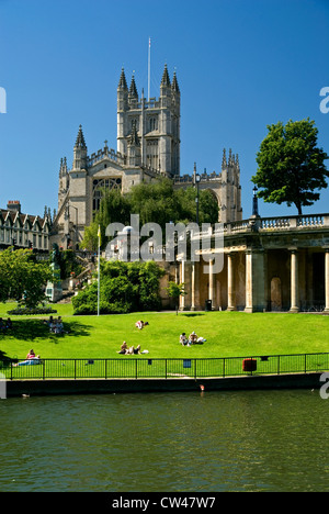 Bath Abbey und die Parade Gardens, Bath, Somerset, England, Vereinigtes Königreich. Stockfoto