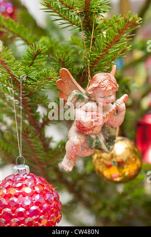 Weihnachtsschmuck im Weihnachtsbaum Stockfoto